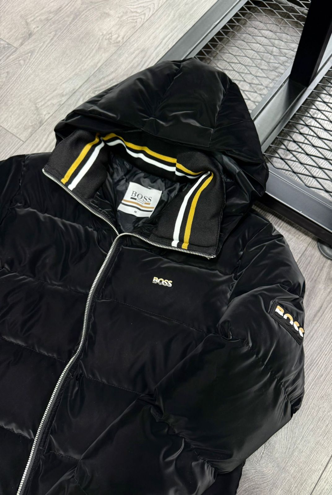 Siyah Mat Saten Kapüşonlu Şişme Mont – Luxury Edition